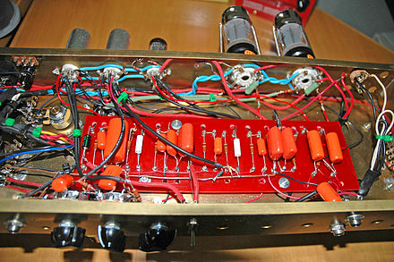 Example vacuum tube amplifier using point-to-point wiring.
